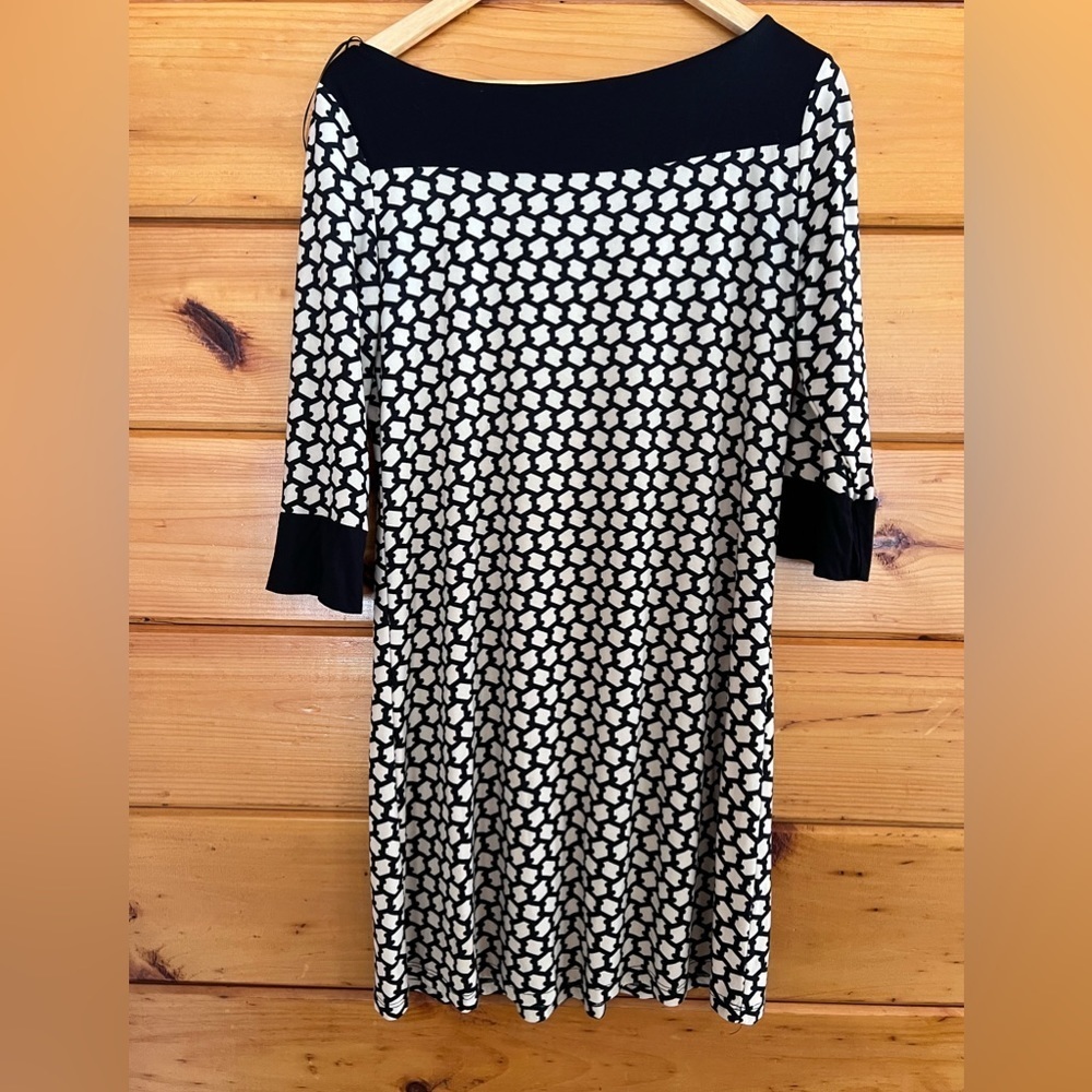 Soft and Stretchy Gilli Anissa Flowy Knit Geometric Print Shift Dress L